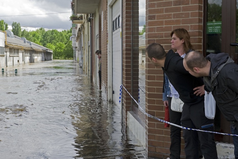 Bizilagunek lanak izan dituzte hainbat puntutan kalera ateratzeko ere. (Idoia ZABALETA/ARGAZKI PRESS)