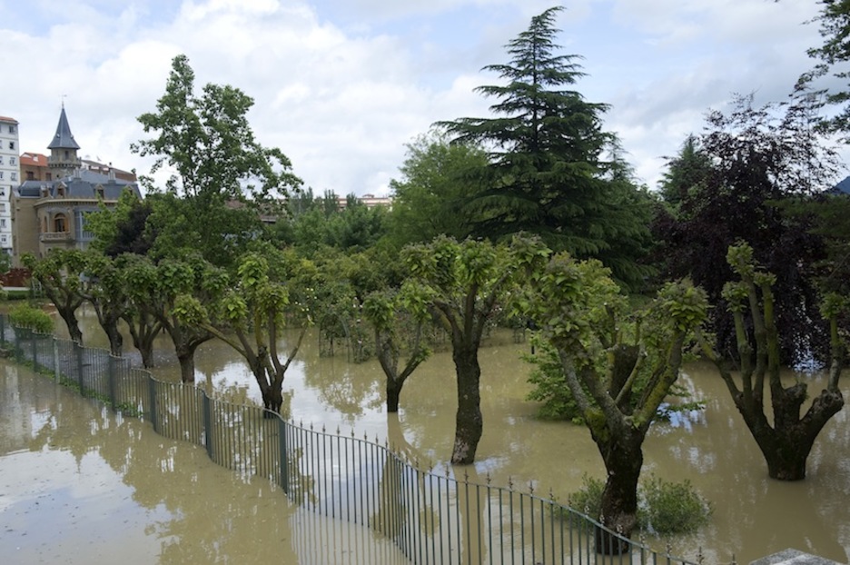 Parke bat, urak gainez hartuta. (Idoia ZABALETA/ARGAZKI PRESS)