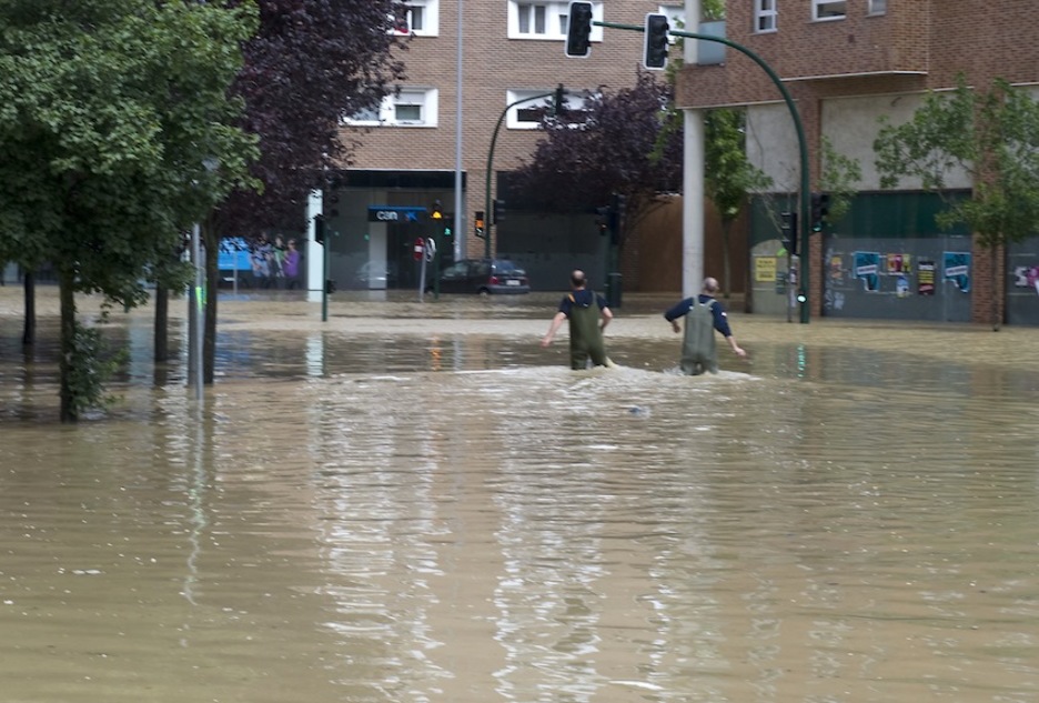Iruñeko Oblatas zubi inguruak urak hartu zituen. (Idoia ZABALETA/ARGAZKI PRESS)