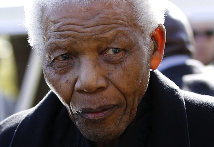 El expresidente sudafricano y líder de la lucha antiapartheid Nelson Mandela. (Siphiwe SIBEKO/AFP PHOTO)