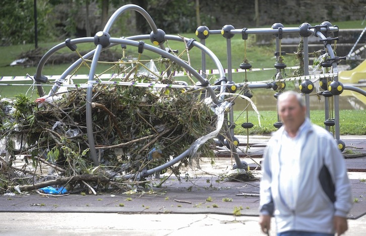 Uholdeek zakarrez beteta utzi dituzte Iuñeko hinabt gune. (Jagoba MANTEROLA/ARGAZKI PRESS)