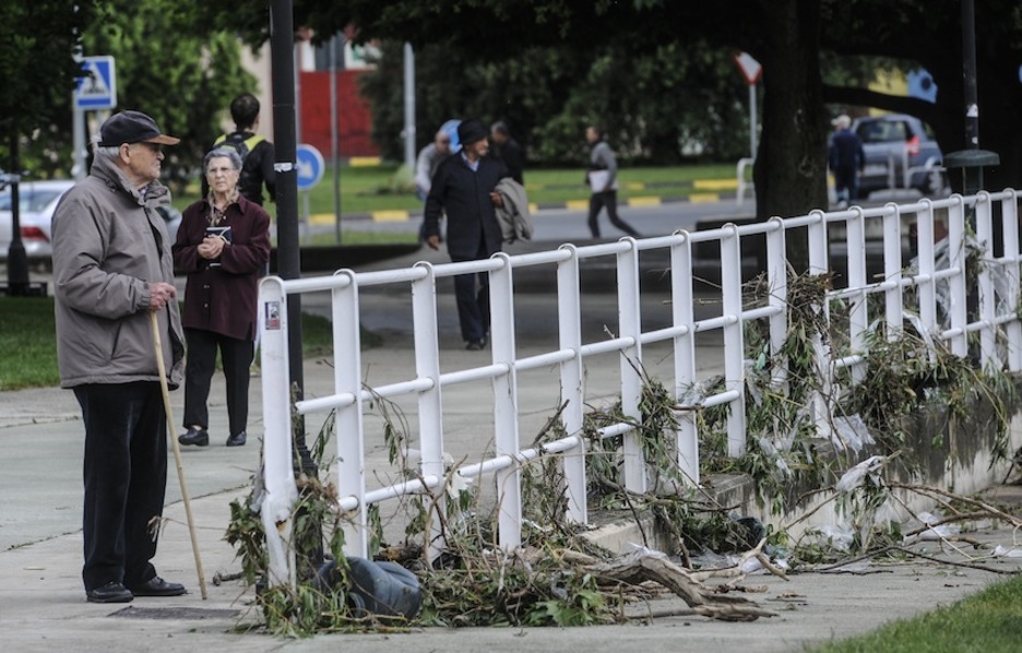 Izango dute lana aurrerantzean kaleetatik zakarrak erretiratzen. (Jagoba MANTEROLA/ARGAZKI PRESS)