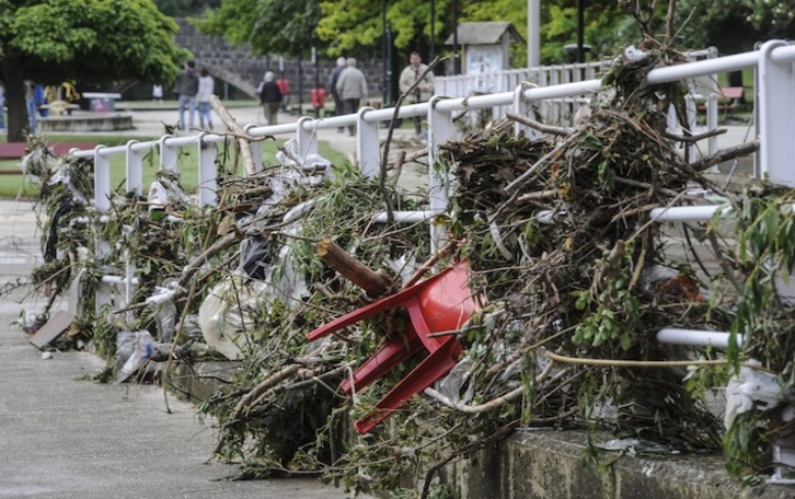 Residuos en el parque de Arrotxapea. (Jagoba MANTEROLA/ARGAZKI PRESS)