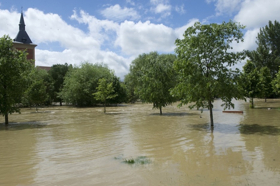 Gune batzuk urez gainezka jarraitzen dute oraindik ere. (Idoia ZABALETA/ARGAZKI PRESS)