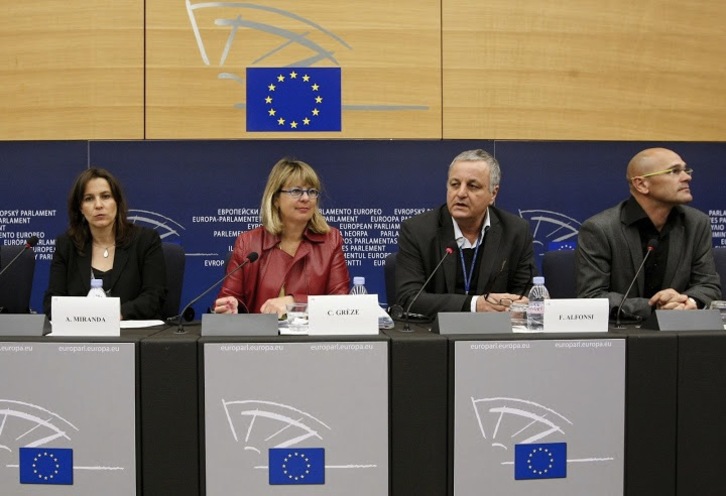 Basque Friendship taldearen prentsaurreko bat Bruselan. Catherine Greze erdian da, gorriz. (catherinegreze.eu)