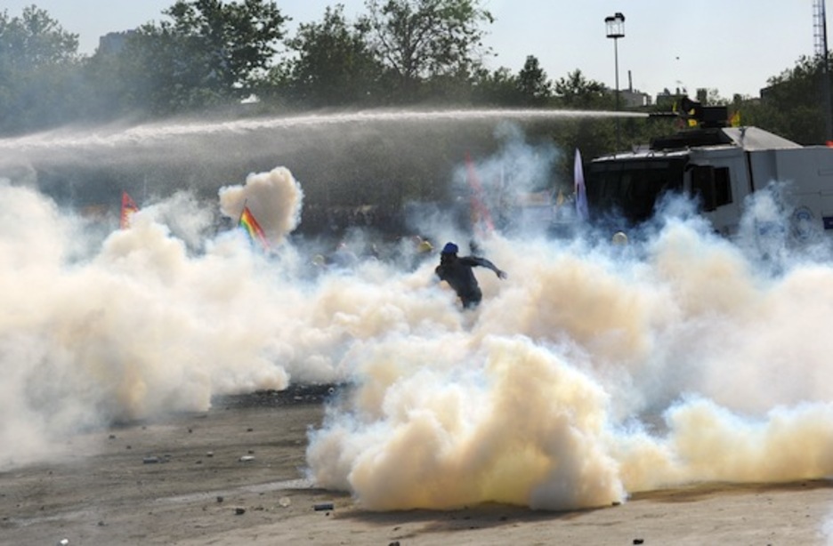 Los agentes han empleado grandes cantidades de gas lacrimógeno para acceder a la plaza. (Bulent KILIC/AFP PHOTO)