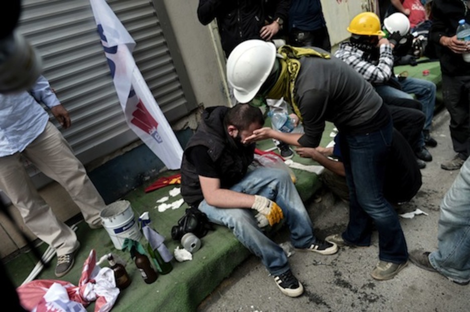 Manifestantes afectados por los gases lacrimógenos. (Aris MESSINIS/AFP PHOTO)