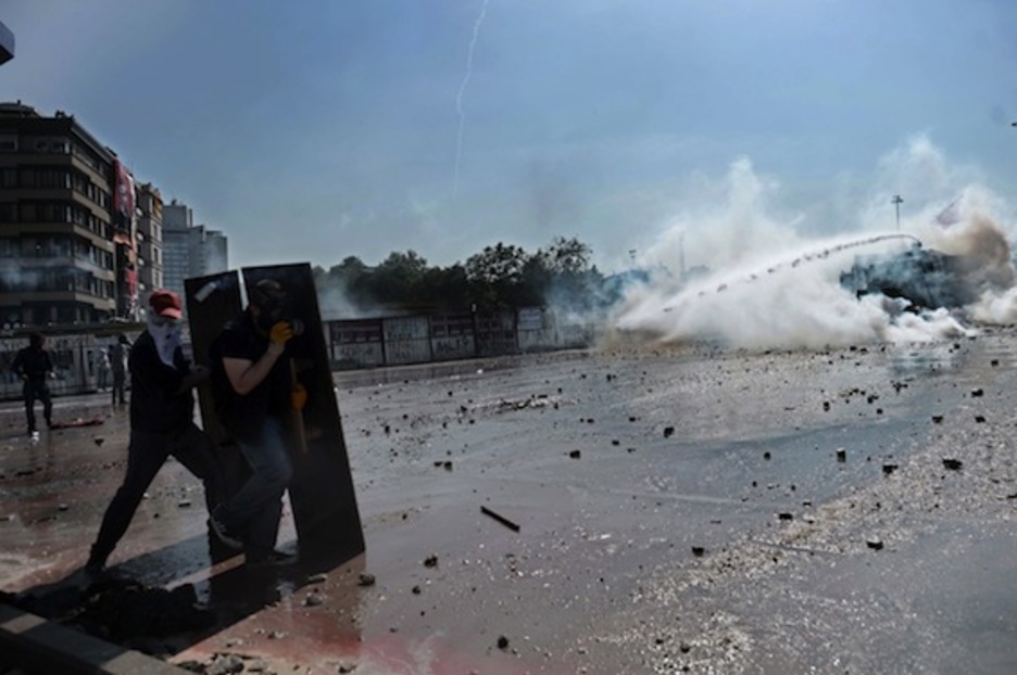 Los blindados de la Policía han lanzado chorros de agua contra los presentes. (Aris MESSINIS/AFP PHOTO)