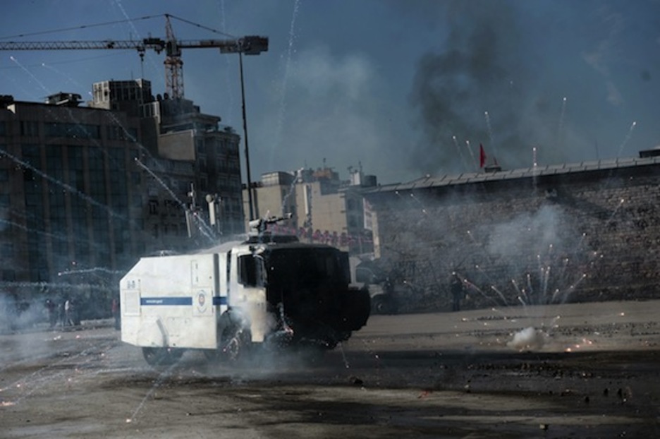 Un blindado de la Policía, parcialmente quemado. (Aris MESSINIS/AFP PHOTO)