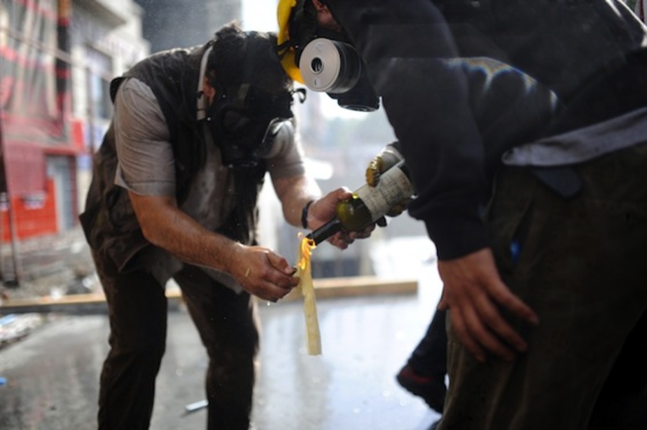 Manifestantes prenden un cóctel molotov. (Bulent KILIC/AFP PHOTO)