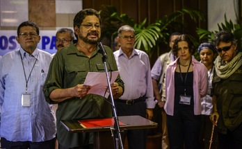 Márquez, junto a una delegación de las FARC, en una comparecencia que ha ofrecido en La Habana. (Adalberto ROQUE/AFP)