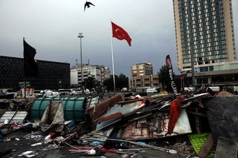 Una barricada levantada en la plaza Taksim de Estambul. (Angelos TZORTZINIS/AFP PHOTO)