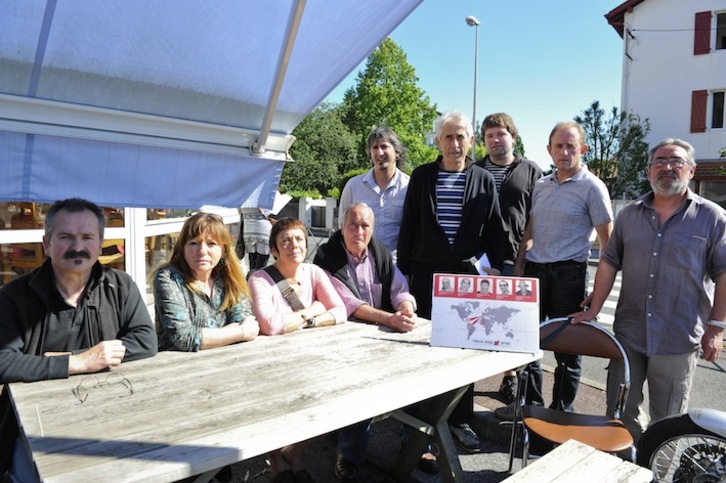 Los interlocutores residentes en Ipar Euskal Herria, con las fotografías de Tomás Linaza, Alfonso Etxegarai, Rakel García, Josu Lariz y Tutxo Abrisketa. (Nicolas MOLLO)