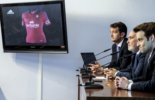 Miguel Bados, director de mercadotecnia de Osasuna, José Luis Roldán, directivo del club, y Luis Cano, responsable de marketing de Adidas, han presentado la nueva camiseta. (Jagoba MANTEROLA/ARGAZKI PRESS)