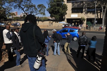 Numerosos medios permanecen apostados en el exterior del hospital de Pretoria. (Alexander JOE/AFP) 