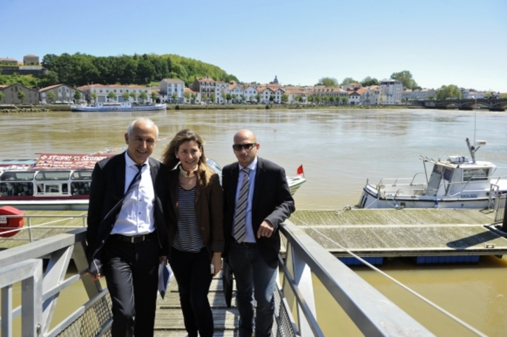 Oregi, erdian, Andre Garreta Komertzio eta Industria Kamarako presidentearekin eta Mathieu Berge Akitaniako portuetako ordezkariarekin. (Nicolas MOLLO)
