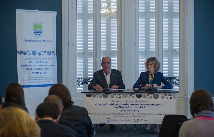 Martin Garitano y Marina Bidasoro, en la presentación del Plan de Convivencia. (Juan Carlos RUIZ/ARGAZKI PRESS) 