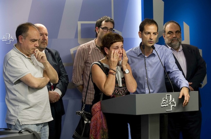 Familiares de Yolanda González han comparecido en el Parlamento tras el pleno. (Raúl BOGAJO/ARGAZKI PRESS)