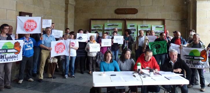 Comparecencia masiva de diferentes colectivos y agentes ante el Ayuntamiento de Irun. (AHT GELDITU)