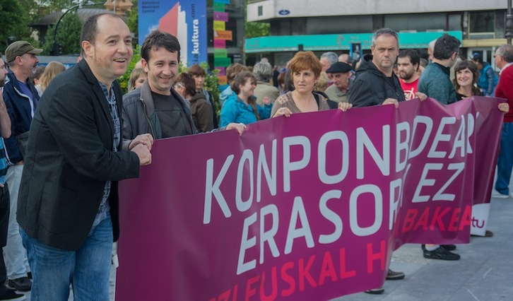 Barrena, a la izquierda, en la concentración celebrada en Alderdi Eder. (Andoni CANELLADA/ARGAZKI PRESS)