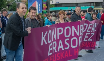 Barrena, a la izquierda, en la concentración celebrada en Alderdi Eder. (Andoni CANELLADA/ARGAZKI PRESS)