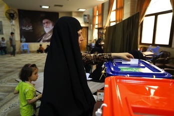 Una mujer deposita su voto en un colegio electoral de Teherán. (Atta KENARE/AFP PHOTO)