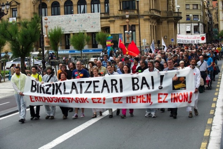 Cientos de personas han participado en la manifestación. (Juan Carlos RUIZ/ARGAZKI PRESS)