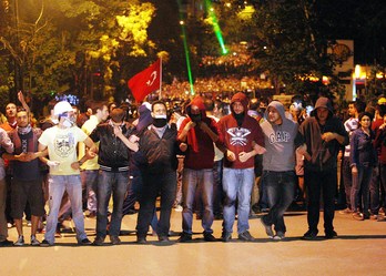 Manifestantes protestan por el desalojo de Gezi. (AFP)
