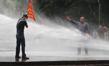 La Policía emplea cañones de agua contra los manifestantes. (Adem ALTAN/AFP)