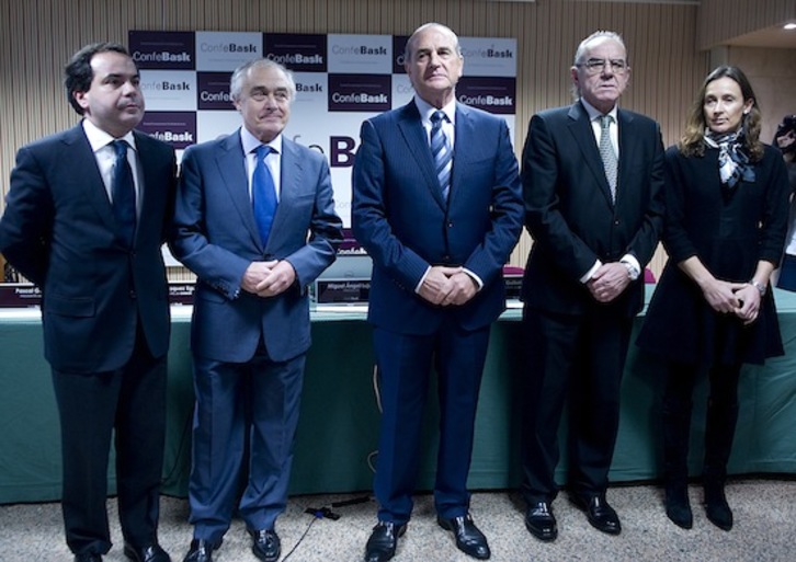Representantes de Confebask en una reciente rueda de prensa, con su presidente, Miguel Ángel Lujua, en el centro de la imagen. (Marisol RAMIREZ/ARGAZKI PRESS)