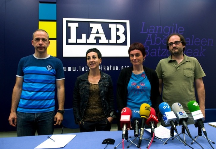 Los representantes de LAB, en la comparecencia de Bilbo. (Marisol RAMÍREZ/ARGAZKI PRESS)