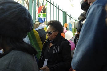 Zenani Mandela, durante su intervención ante el hospital de Pretoria. (Alexander JOE/AFP)