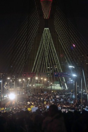 Miles de manifestantes cruzan el puente Estaiada en Sao Paulo. (Miguel SCHINCARIOL/AFP)