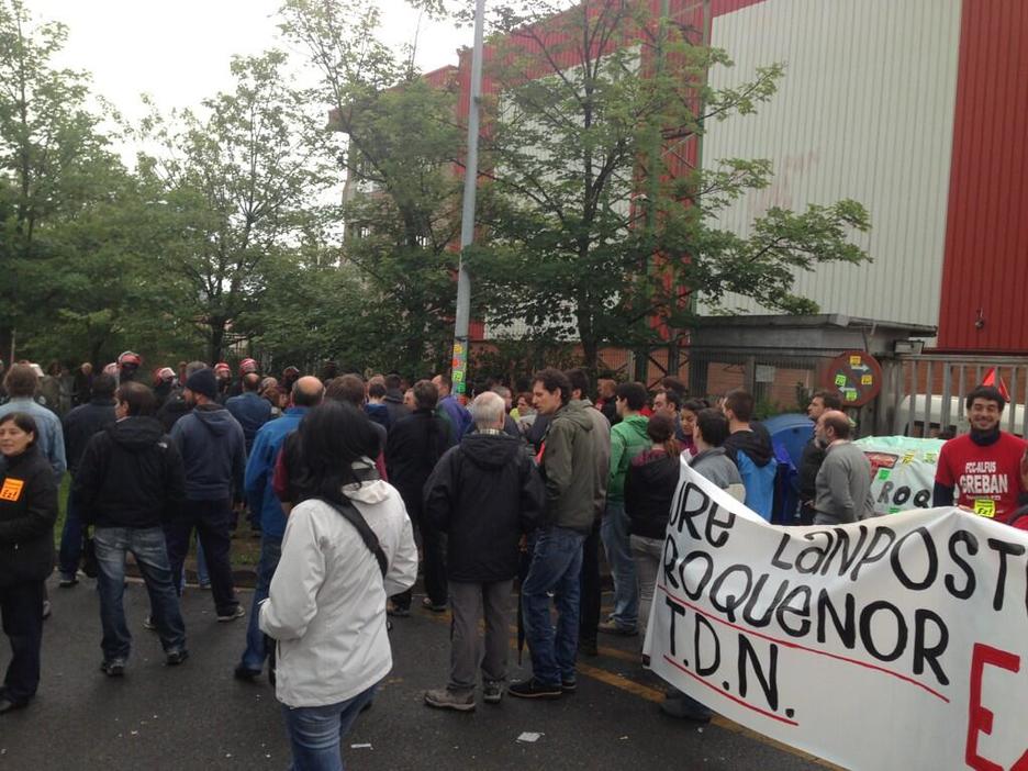 Familiares y compañeros de los trabajadores de Troquenor, en una protesta en el exterior de la empresa. (@MUGARTEBURU)
