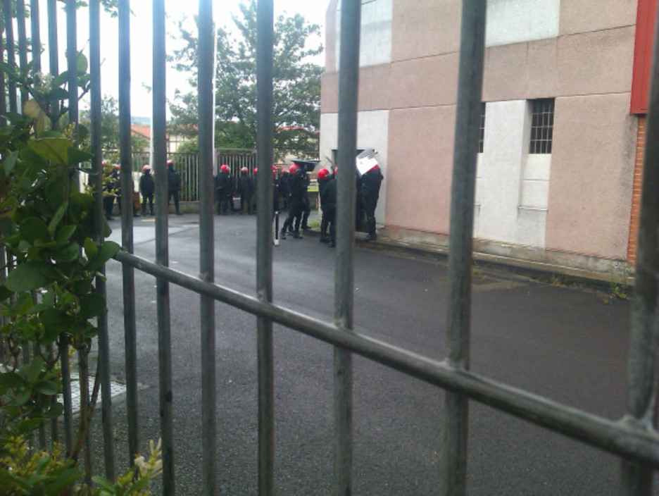La Policía autonómica ha accedido al recinto por la puerta trasera. (@MAGARROSA)