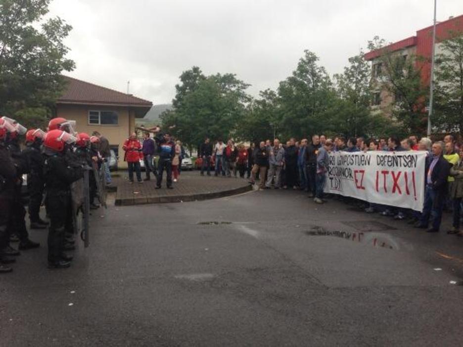 A su llegada, la Ertzaintza se ha encontrado con una concentración de decenas de personas. (@JUANPABLOGARZON)