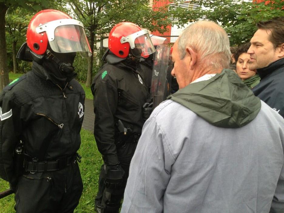 Se han vivido momentos de tensión entre trabajadores y ertzainas. (@MUGARTEBURU)