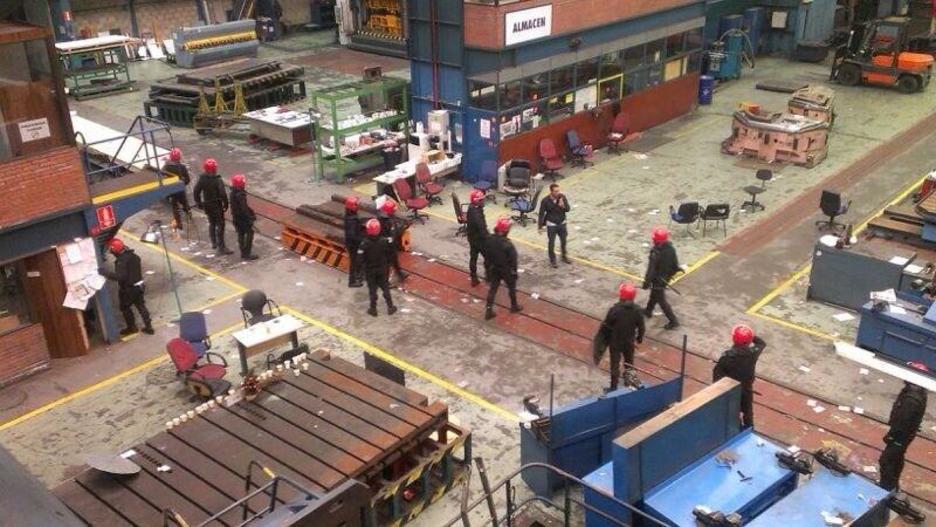 La Ertzaintza, ya en el interior. (@JUANPABLOGARZON)