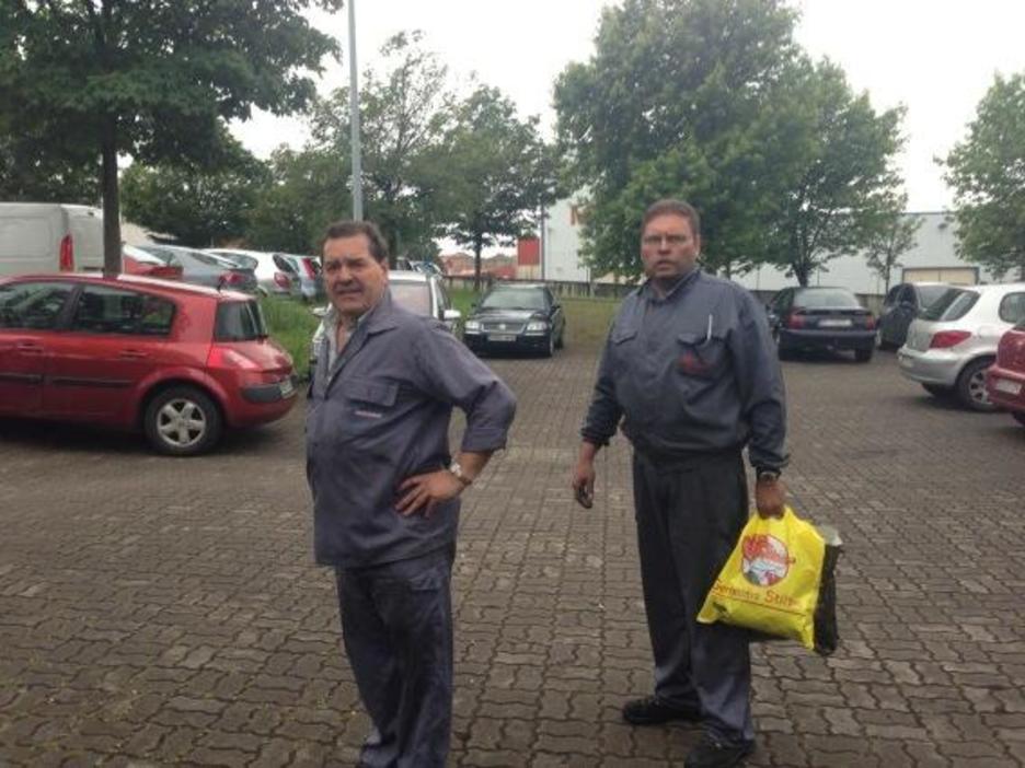 Dos operarios, después de ser desalojados. (@JUANPABLOGARZON)