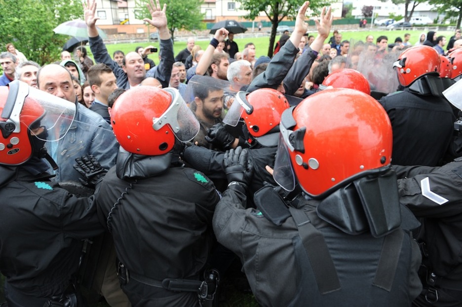 Momentos de tensión entre la Ertzaintza y los concentrados. (ARGAZKI PRESS)
