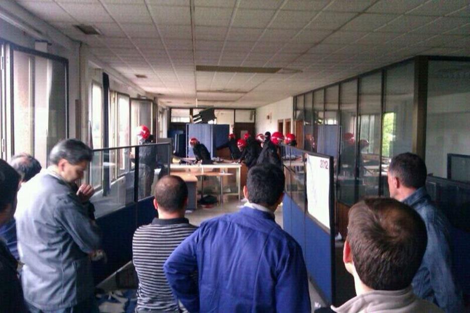 Trabajadores de Troquenor en las oficinas. ((Imagen tomada por un trabajador y difundida vía @JUANPABLOGARZON)