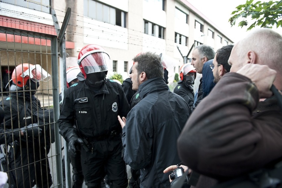 Uno de los trabajadores conversa con un agente de la Ertzaintza. (Jon HERNAEZ/ARGAZKI PRESS)