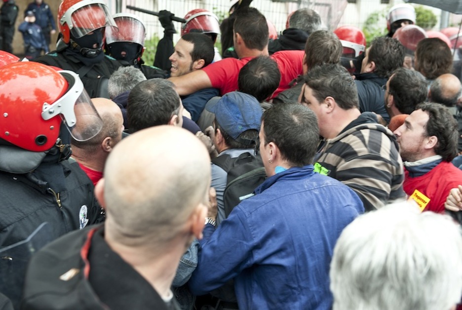 Se han vivido momentos de tensión entre los trabajadores y la Ertzaintza. (Jon HERNAEZ/ARGAZKI PRESS)