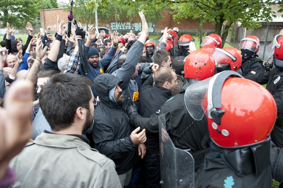 Los trabajadores de Troquenor, con las manos hacia arriba. (Jon HERNAEZ/ARGAZKI PRESS)