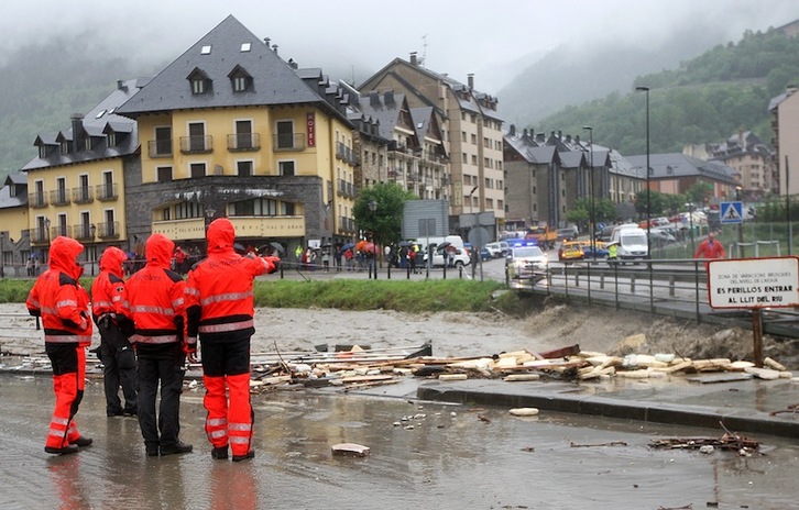 Servicios de emergencias inspeccionan el río a su paso por Vielha. (Quique GARCIA/AFP)