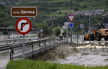 Servicios de emergencias inspeccionan el río a su paso por Vielha. (Quique GARCIA/AFP)