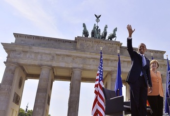 Barack Obama y Angela Merkel, en la Puerta de Brandenburgo de Berlín. (Jewel SAMAD/AFP PHOTO)