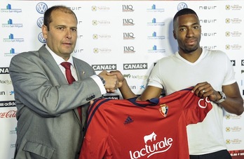 Jordan Loties, junto a Ángel Martín González. (Jagoba MANTEROLA/ARGAZKI PRESS)