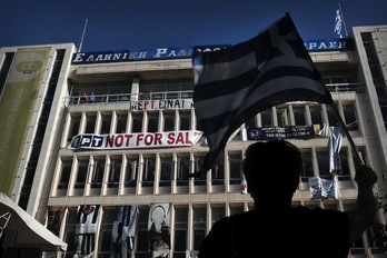 La gente continúa con las protestas ante la sede del ente público griego. (Louisa GOULIAMAKI/AFP)