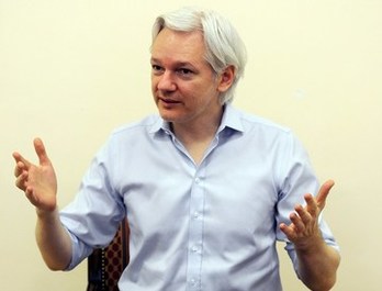 Julian Assange, en la Embajada de Ecuador. (Anthony DEVLIN/AFP)